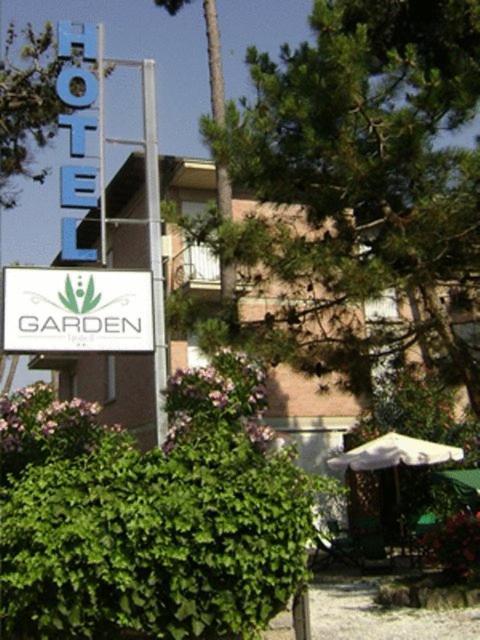 Hotel Garden Tirrenia Exteriör bild